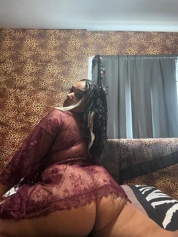 Thickums, 27  female escort, Lansing